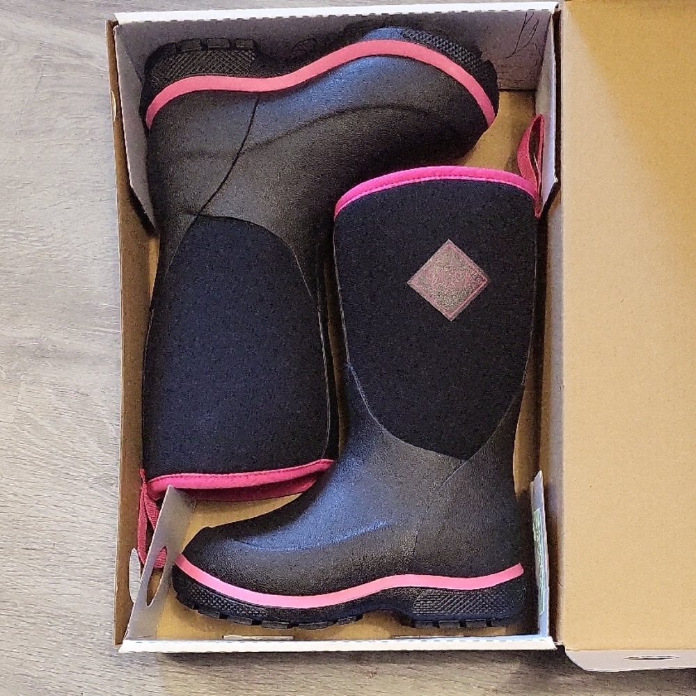 Kids Black and Pink Muck Boots NWT And Box